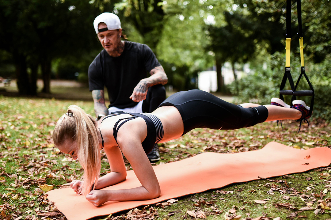 Dany et sa coachée qui fait un exercice d'abdominaux Dany et sa coachée qui fait un exercice d'abdominaux